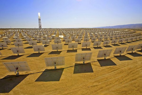 ARCHIV - Ein undatiertes, vom Unternehmen BrightSource zur Verfuegung gestelltes Bild zeigt ein Solarkraftwerk in der Negev-Wueste in Israel. Die Vision von umweltfreundlichem Solarstrom aus der Wueste ist einen Schritt naeher gerueckt. Zwoelf Unternehmen haben am Montag, 13. Juli 2009, in Muenchen die Grundsatzvereinbarung zur Gruendung der Desertec Industrial Initiative unterzeichnet. Sie soll binnen drei Jahren konkrete Geschaeftsplaene und Finanzierungskonzepte erarbeiten, wie mit Sonnenkraftwerken in den Wüsten Nordafrikas und des Mittleren Ostens bis 2050 rund 15 Prozent des europaeischen Strombedarfs gedeckt werden koennen.   (AP Photo/BrightSource, Eilon Paz)  ** NO SALES - zu APD1800 ** --  FILE - This undated photo provided by BrightSource shows BrightSource Energy's Luz Power Tower in Israel's Negev Desert.   (AP Photo/BrightSource, Eilon Paz) ** NO SALES **